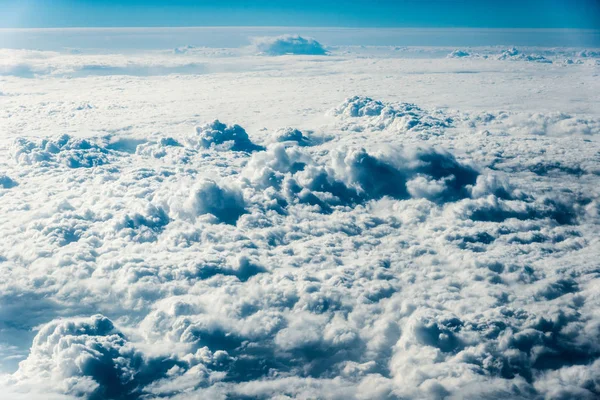 Vista superior de nubes blancas sobre el suelo o el agua —  Fotos de Stock
