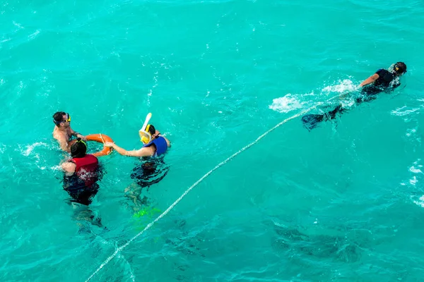 Szabadidő és sport, több ember snorkeling a kék tenger — Stock Fotó