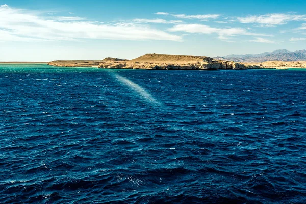 Seascape, view of the blue sea with high bald mountains in the b — Stock Photo, Image