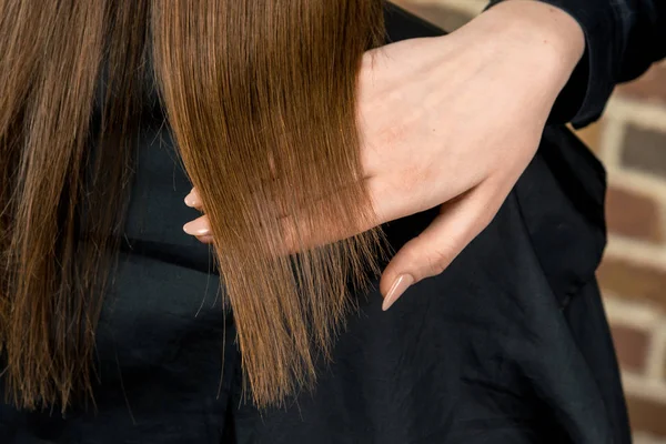 Belle fille aux cheveux bruns longs après la coupe de cheveux — Photo