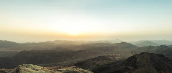 Panoráma fotó a háttérben, gyönyörű csupasz hegyek napfelkeltekor, marsi táj — Stock Fotó