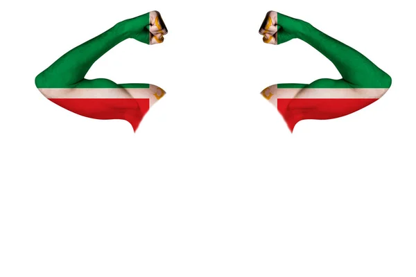 Zwei geschnitzte Hände mit einer bemalten Tschetschenien-Flagge zeigen auf weißem Hintergrund Muskeln als Zeichen von Stärke, Stärke und Kampfbereitschaft — Stockfoto