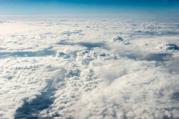 Vista superior de nubes blancas sobre el suelo o el agua —  Fotos de Stock