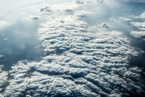 Vista superior de nubes blancas sobre el suelo o el agua —  Fotos de Stock