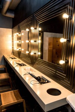 iç duş, lambalar, lavabolar ve saç kurutma makineleri ile birçok aynalar