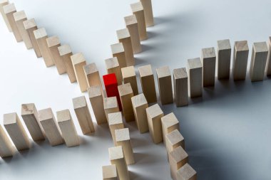 Ahşap küpler birçok kavisli hatları bir kırmızı içine merkezinde birleştirilir, kuyrukların bir sembolü olarak, görevler ve bir lider çeşitli, bir düzensiz beyaz arka planda. Yatay çerçeve