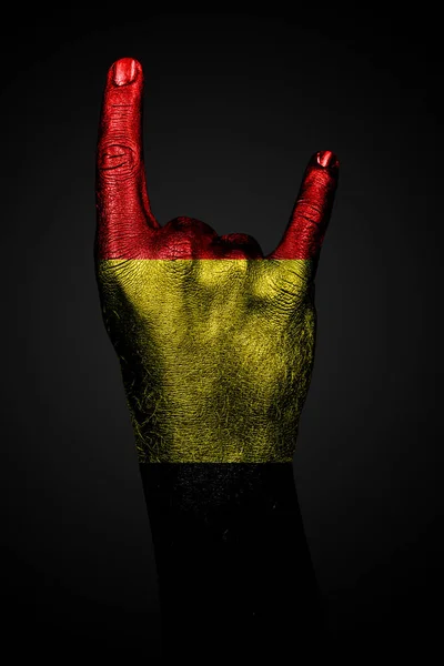 Belgium festett zászlóval ellátott keze egy ok jelre mutat sötét háttéren. — Stock Fotó