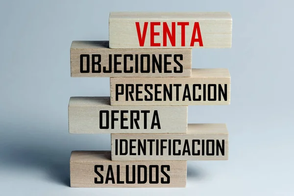 Una lista de bloques de madera colocados uno encima del otro con una lista de técnicas de venta en español. Marco horizontal — Foto de Stock