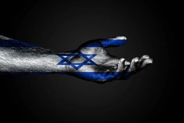 Natažená ruka s nakreslenou vlajkou Izraele, známkou pomoci nebo žádosti, na tmavém pozadí. — Stock fotografie