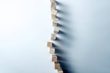 Bir kuyruk sembolü olarak, bir pozisyon veya takım için rekabet, bir düzensiz beyaz arka planda ahşap küpler uzun kavisli çizgi. Yatay çerçeve