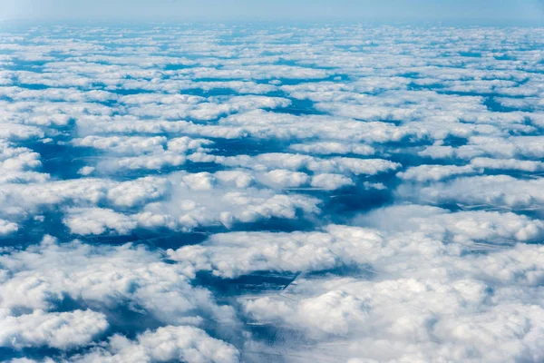 Vista superior de nubes blancas sobre el suelo o el agua —  Fotos de Stock