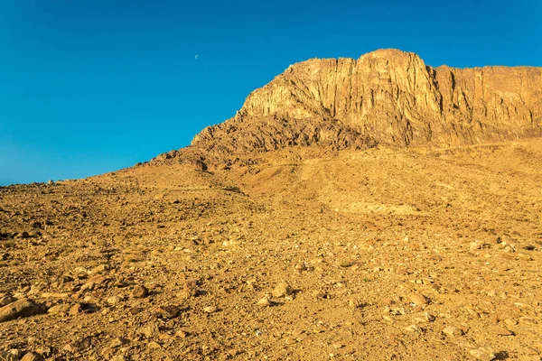 Oriente Médio ou África, pitoresca cordilheira nua e um grande vale arenoso paisagens do deserto fotografias paisagem — Fotografia de Stock