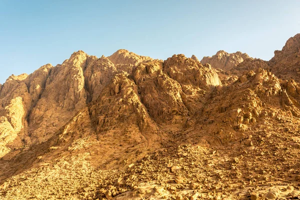 Oriente Médio ou África, pitoresca cordilheira nua e um grande vale arenoso paisagens do deserto fotografias paisagem — Fotografia de Stock