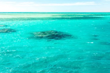 doku mavi deniz ya da okyanus su tam kare
