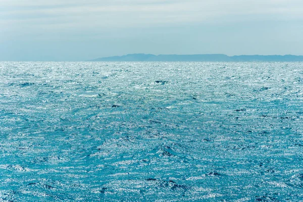 Seascape, vista do mar azul com altas montanhas carecas no b — Fotografia de Stock