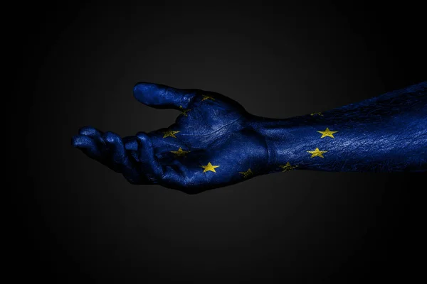 Mano extendida con una bandera de la UE dibujada, un signo de ayuda o una petición, sobre un fondo oscuro — Foto de Stock