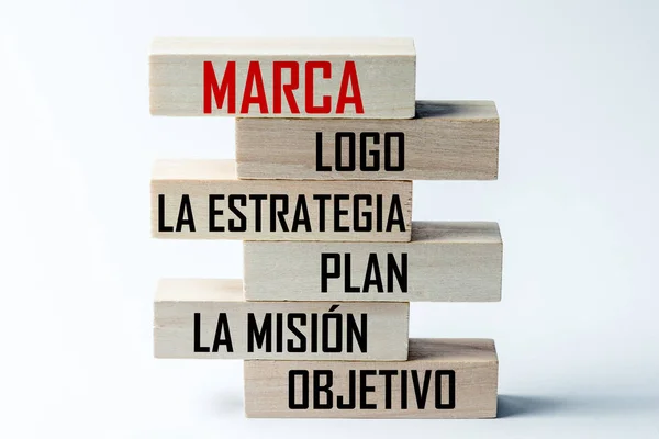 Μια λίστα από ξύλινα τουβλάκια που βρίσκονται στην κορυφή του άλλου με μια λίστα από στοιχεία μιας επιτυχημένης επιχείρησης και μάρκας στα Ισπανικά. Οριζόντιο πλαίσιο — Φωτογραφία Αρχείου