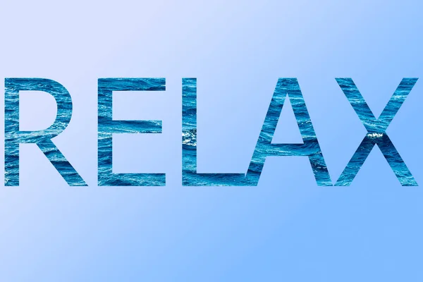 水色の背景に青い水から「リラックス」という言葉、休息、リラクゼーション、休暇のシンボル — ストック写真