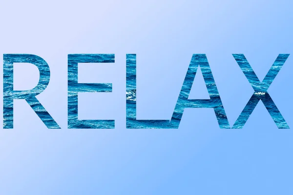 浅蓝色背景上的蓝色水中的"Relax"一词，是休息、放松和度假的象征 — 图库照片