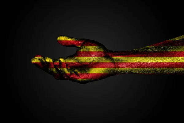 Mão estendida com uma bandeira da Catalunha desenhada, um sinal de ajuda ou um pedido, sobre um fundo escuro . — Fotografia de Stock