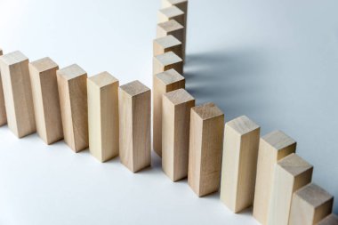 Ahşap küplerin uzun kavisli bir çizgi, bir kuyruk sembolü olarak, bir pozisyon veya bir takım için bir yarışma, düzensiz beyaz bir arka plan üzerinde ikiye ayrılır. Yatay çerçeve