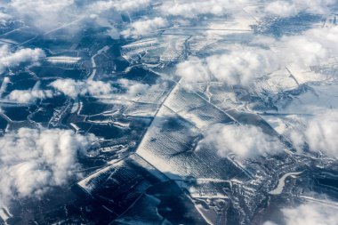 Şehrin yukarısındaki beyaz bulutların Üstten Görünüm