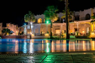 Sharm el-Sheikh, Mısır, 02/25/2019. Gece manzarası, havuz, evler ve palmiye ağaçları bakan otel iç