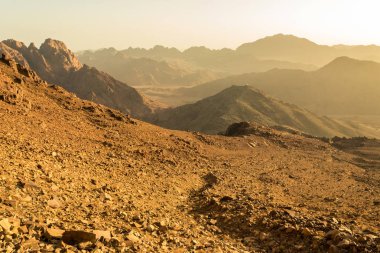 Orta Doğu ya da Afrika, pitoresk çıplak dağ silsilesi ve büyük kumlu vadi çöl manzaraları fotoğraf manzara