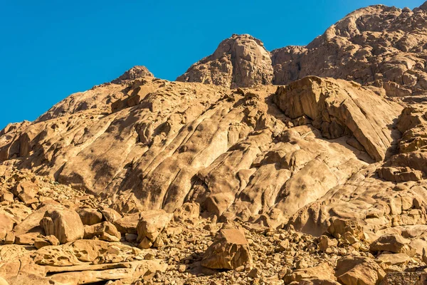 Oriente Médio ou África, pitoresca cordilheira nua e um grande vale arenoso paisagens do deserto fotografias paisagem — Fotografia de Stock