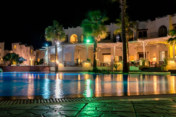 Sharm el-Sheikh, Egito, 25 / 02 / 2019. Paisagem noturna, interior do hotel com vista para a piscina, casas e palmeiras — Fotografia de Stock