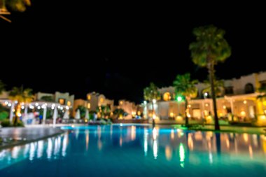 Otel iç havuzlu, odak palmiye ağaçlarında