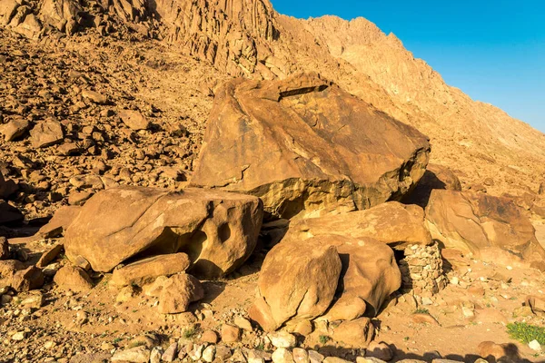 Moyen-Orient ou Afrique, chaîne de montagnes pittoresque et une grande vallée de sable photographie de paysages désertiques — Photo