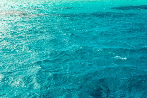 Текстура синее море или океан воды полный кадр — стоковое фото