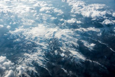 Beyaz bulutların üzerinde zemin veya su Üstten Görünüm