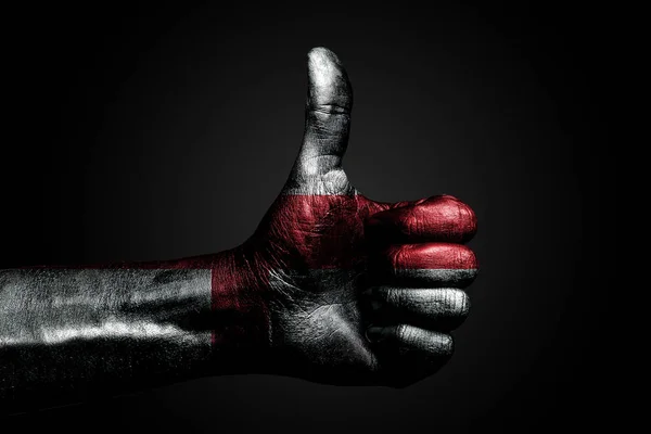 A kéz egy húzott angol zászló mutat ujját fel jel, a szimbóluma a siker, készenlét, a feladat végzett a sötét háttér. — Stock Fotó
