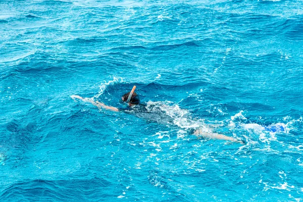 Szabadidő és sport, fickó vagy ember snorkeling a kék tenger — Stock Fotó