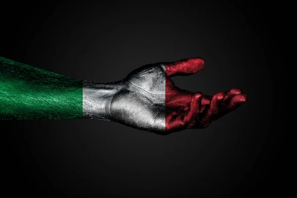 Natažená ruka s nakreslenou vlajkou Itálie, znakem pomoci nebo žádosti na tmavém pozadí. — Stock fotografie