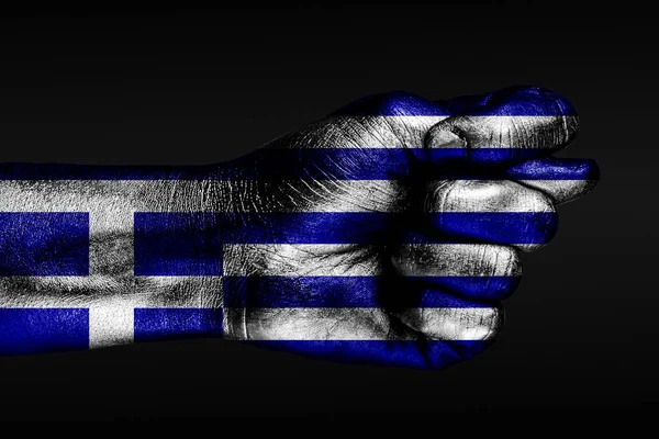 Рука с раскрашенным греческим флагом показывает фиг, знак агрессии, разногласия, спор на тёмном фоне . — стоковое фото