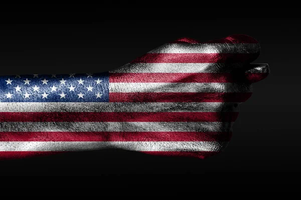 A kezét a festett amerikai zászló mutat barreling, a jele az agresszió, nézeteltérés, a vita egy sötét háttér — Stock Fotó