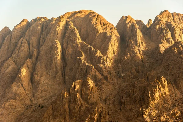 Oriente Médio ou África, pitoresca cordilheira nua e um grande vale arenoso paisagens do deserto fotografias paisagem — Fotografia de Stock