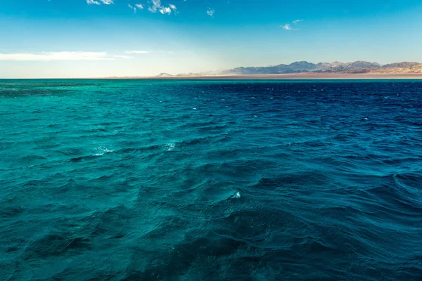 Paysage marin, vue sur la mer bleue avec de hautes montagnes chauves dans le b — Photo