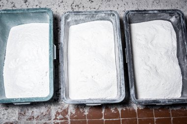 katta beyaz toz birkaç kutu