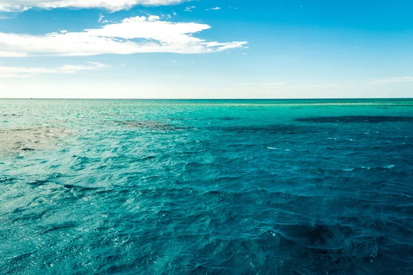 ミニマルな海、青い海と空に白い雲と、 — ストック写真