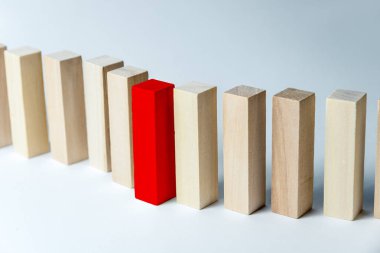 Bir kuyruk sembolü olarak, bir kuyruk sembolü olarak, bir pozisyon veya takım için rekabet, düzensiz beyaz bir arka plan üzerinde ahşap küpler uzun bir kavisli çizgi. Yatay çerçeve