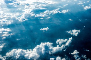 Beyaz bulutların üzerinde zemin veya su Üstten Görünüm