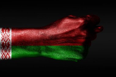Boyalı Beyaz Rusya bayrağı ile bir el bir incir gösterir, saldırganlık, anlaşmazlık, karanlık bir arka plan üzerinde bir anlaşmazlık işareti.