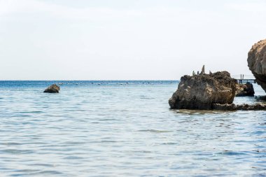 dinlenme ve seyahat, mavi deniz ve taşlar