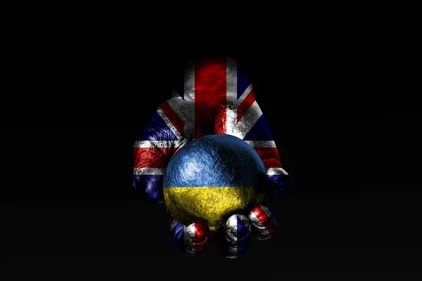 Çizilmiş bir Büyük Britanya bayrağı ile bir el çizilmiş Ukrayna bayrağı, etki, baskı veya koruma ve koruma bir işareti ile bir top tutar. — Stok fotoğraf
