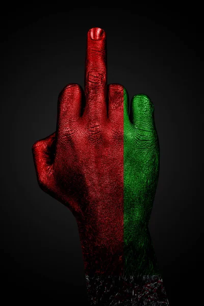 A Fehéroroszország festett zászlóval ellátott keze a középső ujj, az agresszió jele, a sötét háttér ellen mutat.. — Stock Fotó