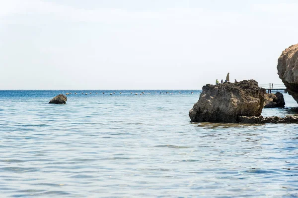 dinlenme ve seyahat, mavi deniz ve taşlar